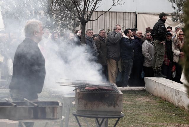 Σε συσσίτιο μετατράπηκε η προσφορά κρέατος στη Βαρβάκειο την Τσικνοπέμπτη
